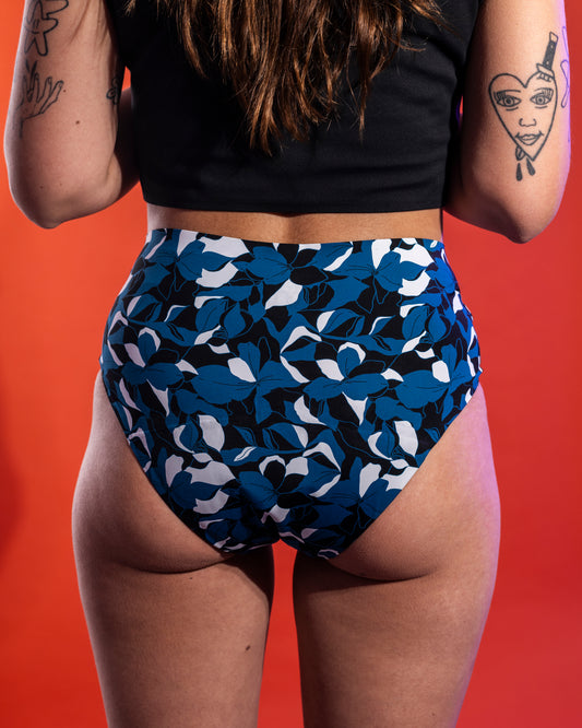 Blue Bloom Slip an Modell von hinten getragen, Rückansicht mit Fokus auf Passform und Muster